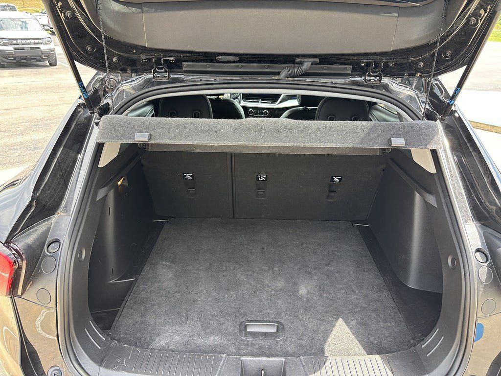 Used 2025 Chevrolet Trax LT FWD image 5