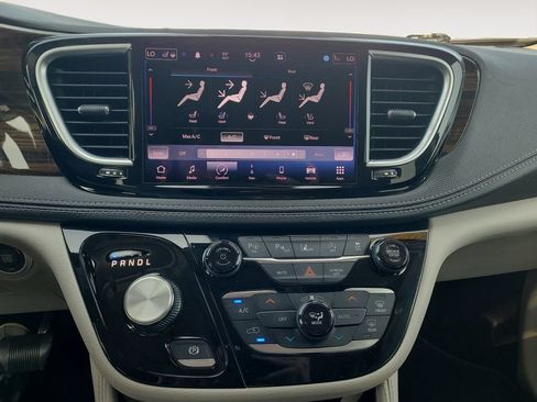 Used 2022 Chrysler Pacifica Limited FWD image 21