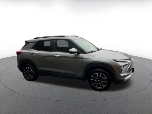 Used 2025 Chevrolet TrailBlazer LT image 2