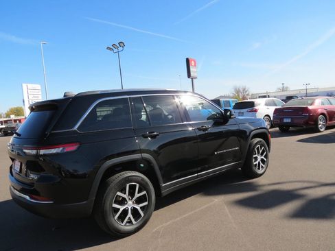 Used 2023 Jeep Grand Cherokee Limited image 3