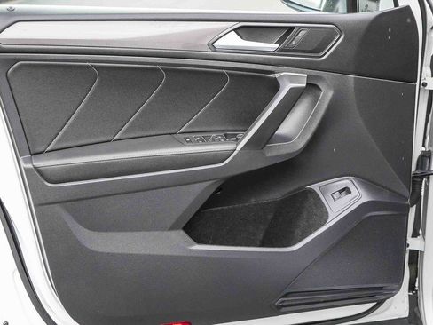 Used 2022 Volkswagen Tiguan SE w/ Panoramic Sunroof Package image 23