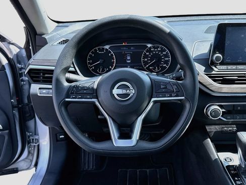 Used 2024 Nissan Altima 2.5 SV FWD image 14