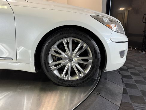 Used 2010 Hyundai Genesis 4.6 w/ Technology Pkg 5 RWD image 9