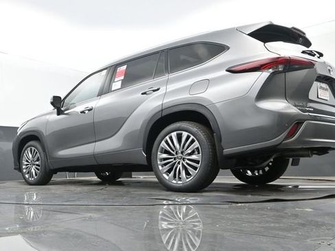 New 2026 Toyota Highlander Platinum AWD/4WD image 26