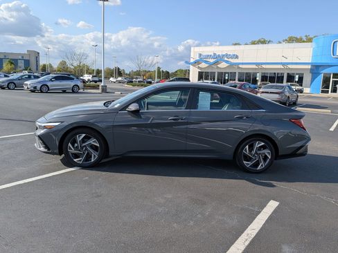 Used 2025 Hyundai Elantra Limited FWD image 6