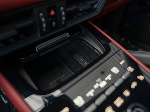 Certified 2025 Porsche Cayenne Coupe image 17