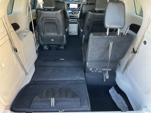 Used 2023 Chrysler Pacifica Touring-L image 50