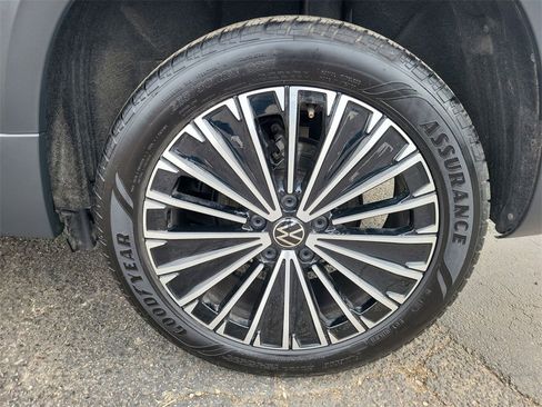 Used 2025 Volkswagen Taos SE image 11