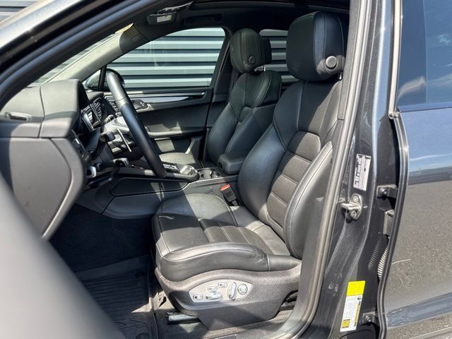 Certified 2026 Porsche Macan AWD/4WD image 5