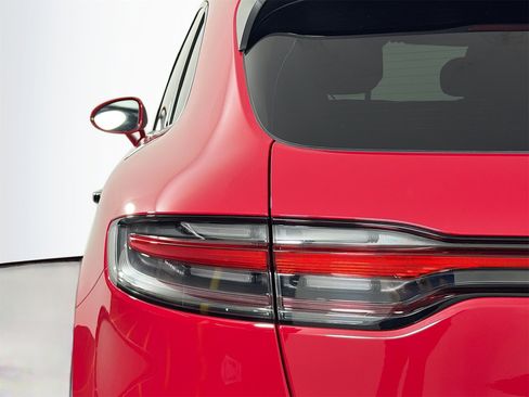 Certified 2023 Porsche Macan image 16