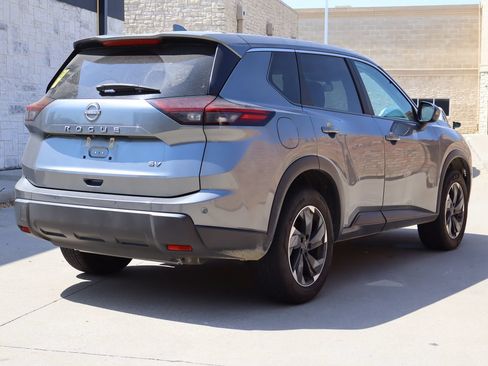 Used 2024 Nissan Rogue SV FWD image 3