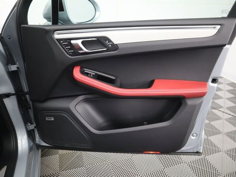 Used 2020 Porsche Macan Turbo image 26