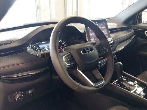 Used 2024 Jeep Compass Trailhawk w/ Trailhawk Convenience Group image 6