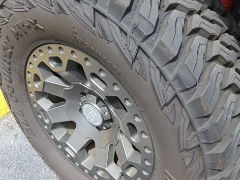 Used 2018 Jeep Wrangler Unlimited Sahara AWD/4WD image 4