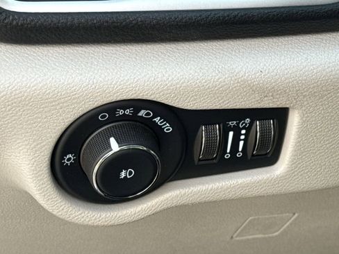 Used 2023 Chrysler Pacifica Touring-L FWD image 21