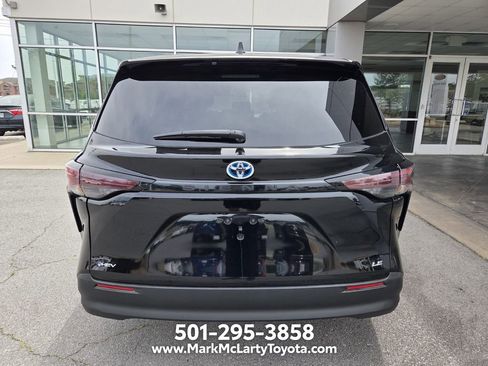 Used 2025 Toyota Sienna LE FWD image 5