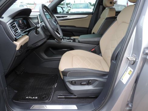 Used 2024 Volkswagen Atlas Cross Sport SE FWD image 22