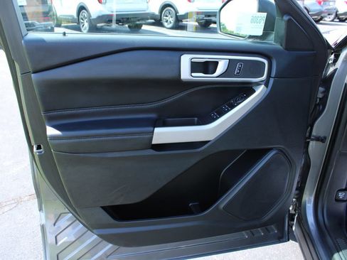 Used 2024 Ford Explorer XLT AWD/4WD image 32