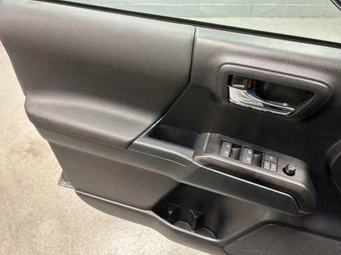 Used 2019 Toyota Tacoma TRD Off-Road w/ Technology Package AWD/4WD image 14
