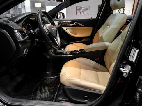 Used 2018 INFINITI QX30 Premium w/ Technology Package image 4