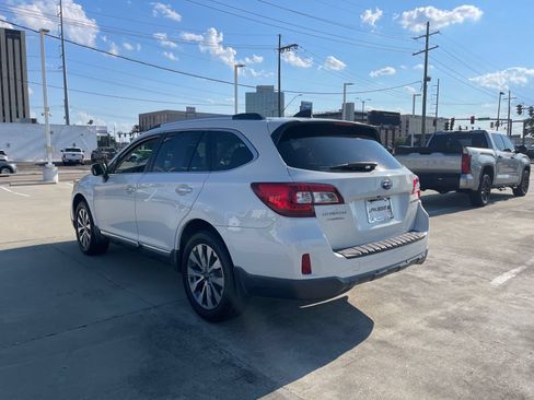 Used 2017 Subaru Outback 2.5i Touring w/ Popular Package #5A AWD/4WD image 3