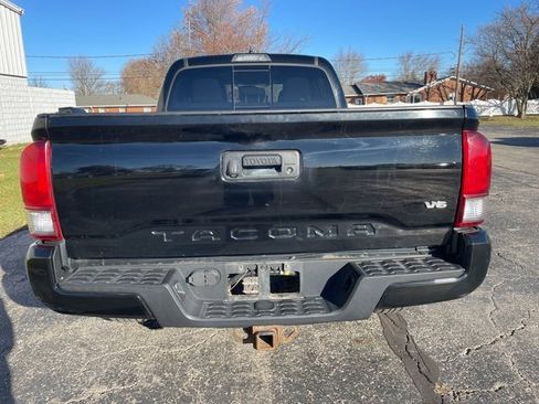 Used 2017 Toyota Tacoma TRD Sport image 12