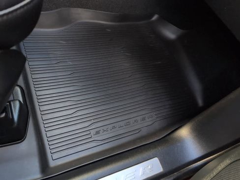 Used 2023 Ford Explorer Limited w/ Limited Technology Package image 18