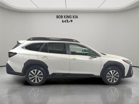 Used 2023 Subaru Outback Premium AWD/4WD image 6