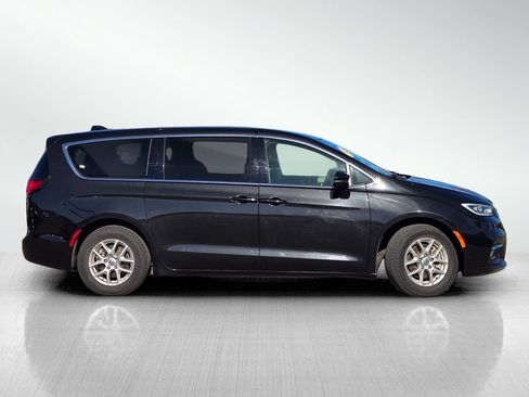 Used 2023 Chrysler Pacifica Touring-L FWD image 3