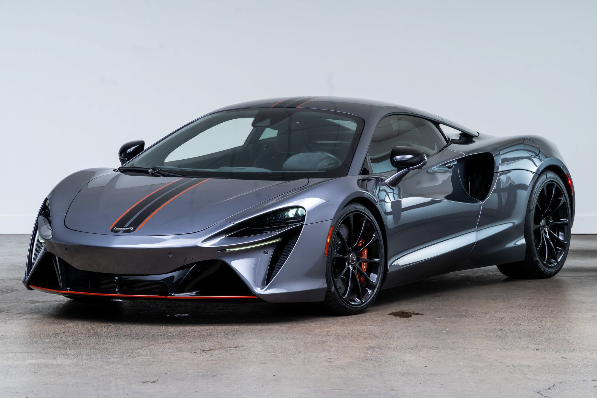 Used 2024 McLaren Artura RWD image 5