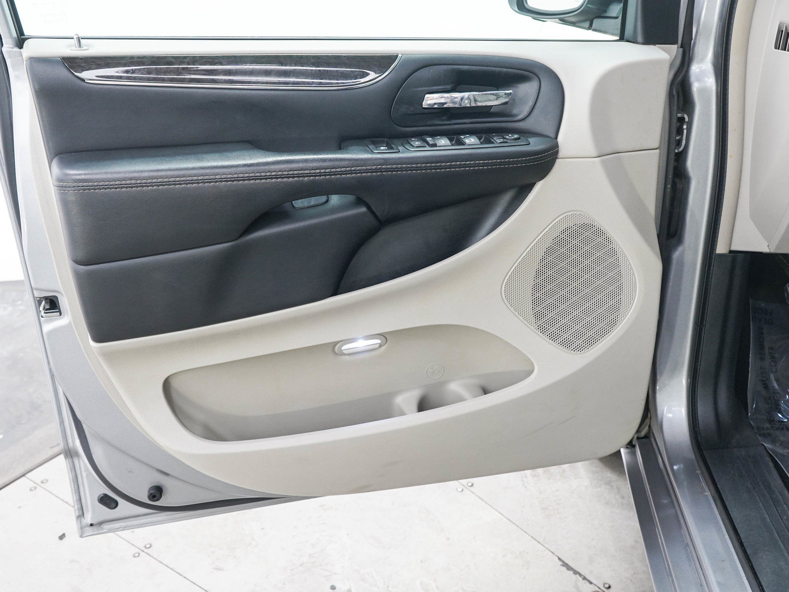 Used 2016 Chrysler Town & Country Touring-L w/ Driver Convenience Group FWD image 22