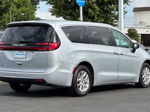 Used 2024 Chrysler Pacifica Touring-L FWD image 8