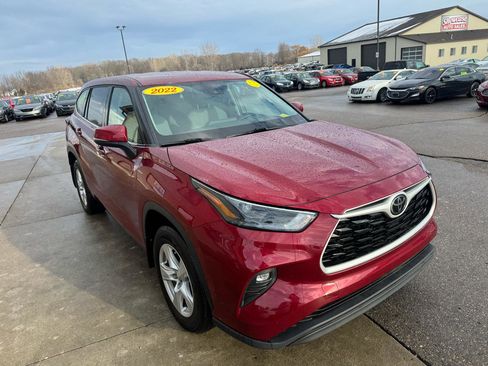 Used 2022 Toyota Highlander LE AWD/4WD image 3