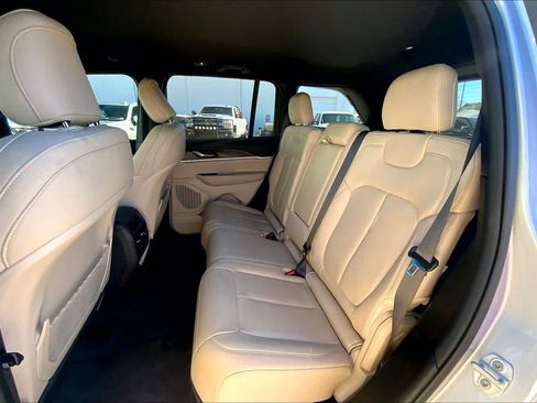 Used 2023 Jeep Grand Cherokee Limited image 19