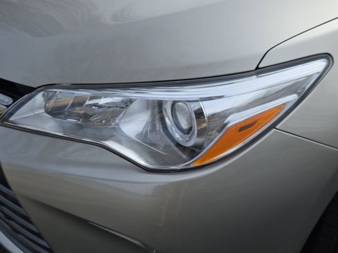 Used 2017 Toyota Camry XLE w/ Moonroof Package image 32