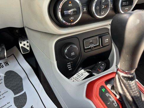 Used 2015 Jeep Renegade Latitude w/ Popular Equipment Group AWD/4WD image 17