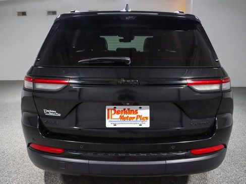 Used 2024 Jeep Grand Cherokee Limited w/ Luxury Tech Group II AWD/4WD image 8
