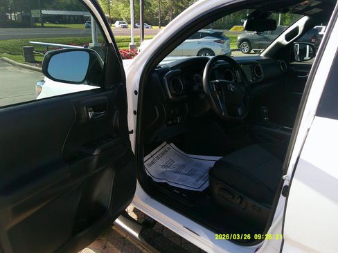 Used 2022 Toyota Tacoma TRD Off-Road image 11