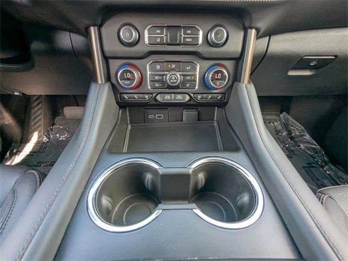 Used 2023 Chevrolet Suburban High Country w/ Advanced Technology Package image 21