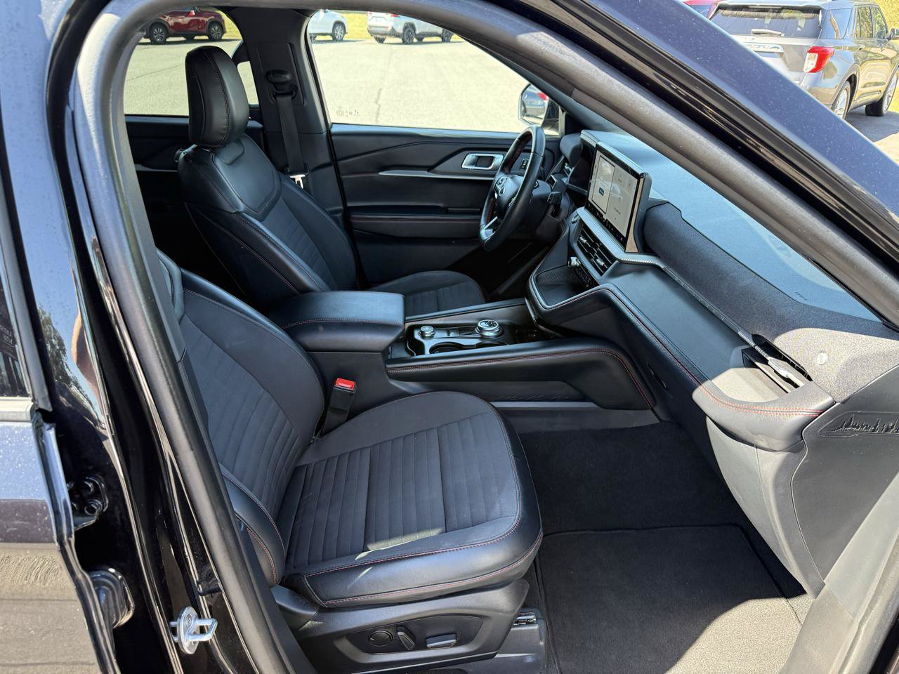 Used 2025 Ford Explorer ST-Line w/ ST-Line Street Pack AWD/4WD image 22