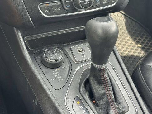 Used 2019 Jeep Cherokee Trailhawk w/ Cold Weather Group AWD/4WD image 27