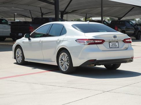 Used 2020 Toyota Camry XLE FWD image 3