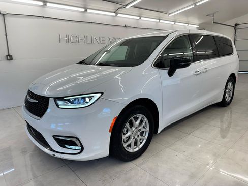 Used 2024 Chrysler Pacifica Touring-L FWD image 1