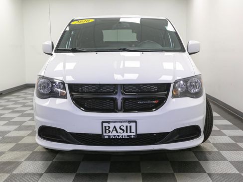 Used 2016 Dodge Grand Caravan SE image 3