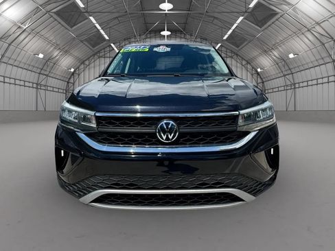 Used 2023 Volkswagen Taos SE FWD image 2
