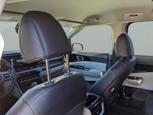 Used 2023 Kia Carnival EX image 21
