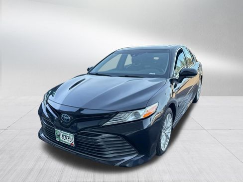Used 2020 Toyota Camry XLE w/ Sunroof Package image 8