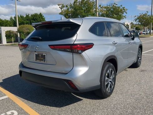 Used 2023 Toyota Highlander XLE FWD image 4