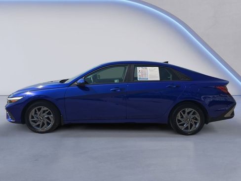 Used 2024 Hyundai Elantra SEL FWD image 2