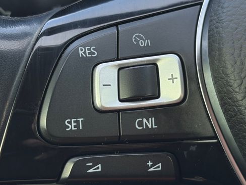 Used 2018 Volkswagen Tiguan SE image 33